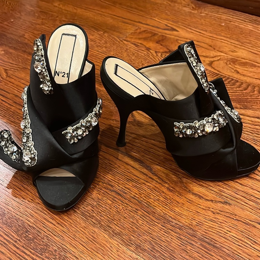 Numero 21 Gorgeous Rhinestone black pumps NWT